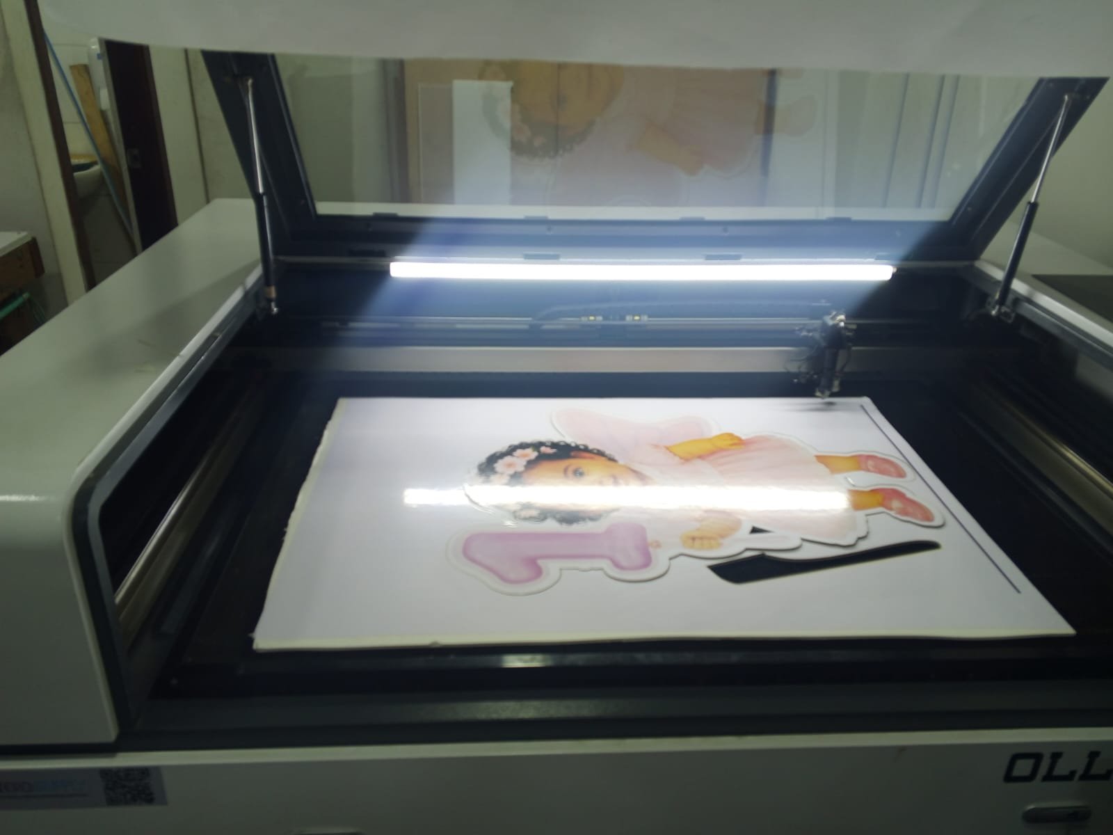 Equipo de corte láser trabajando una pieza personalizada