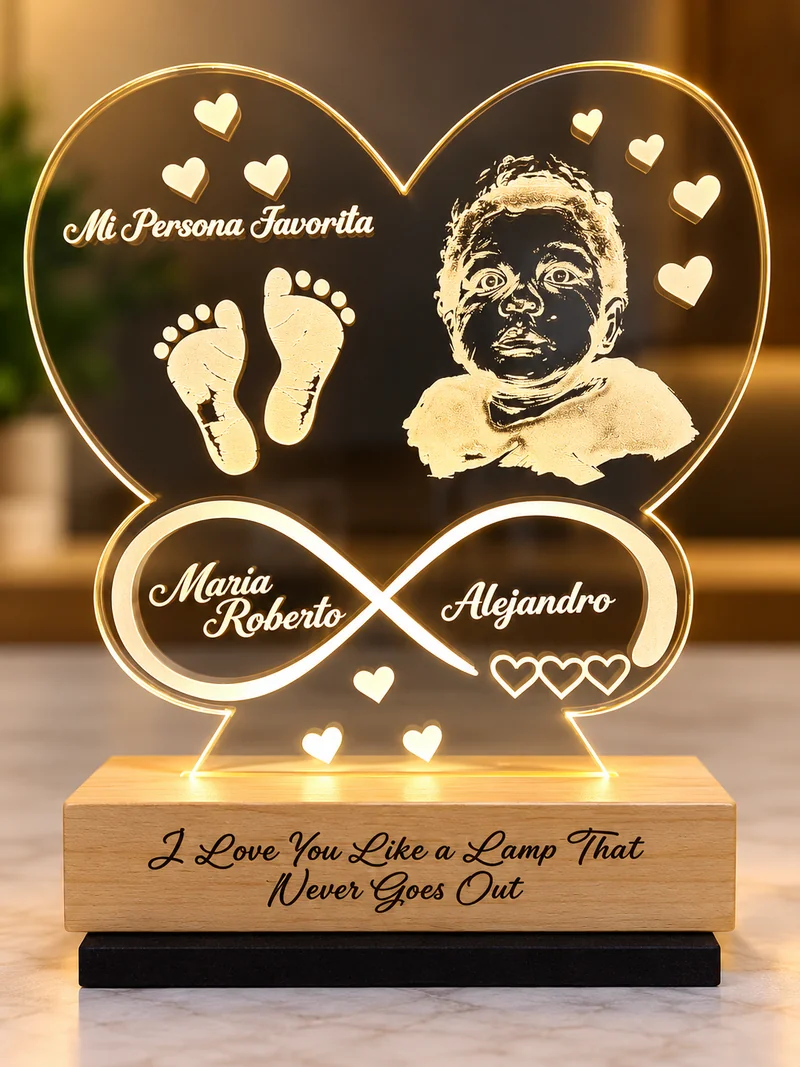 Adorno en forma de corazón con retrato, huellas, nombres y base de madera.