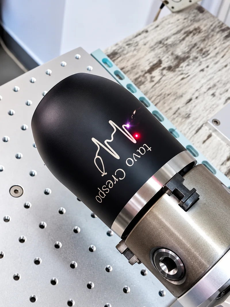 Detalle de un termo personalizado con láser.